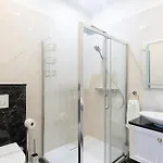 1 Bedroom Stunning In 아파트